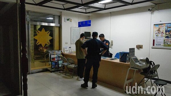 吳宗憲兒子吳睿軒昨晚間到北市刑大接受偵訊。(圖/記者廖炳棋攝影)