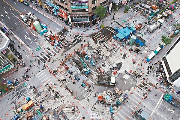 北市光復北路、八德路口去年4月底因台電公司進行電源線路潛盾洞道工程失誤,導致路面坍塌。如今卻爆出潛盾機還深埋在地底。 圖/聯合報系資料照片