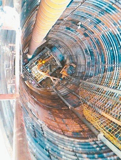 桃園下水道常有暫掛纜線,民代認為有設共同管道,應盡速遷移。 圖/市府提供