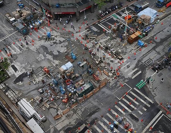 光復北路、八德路口路面沉陷達11公分,承包單位出動大批機具搶修下陷路段。(陳怡誠攝)