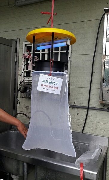 高雄一男大生染瘧,衛生局緊急在其住家及周邊進行噴藥緊急防治,並施掛捕蚊燈展開病媒調查,目前尚無發現病媒蚊。(圖/高雄市衛生局提供)