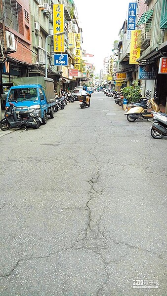 議員戴錫欽發現北市不平道路高達449條,其中38條特別嚴重,被諷為「越野馬路」,圖為排名第3的興城街。(戴錫欽議員研究室提供)