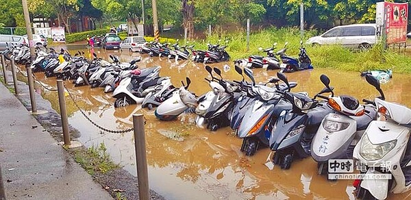 龍潭區大昌路健行路口往公園方向，19日因為大雨積水嚴重，不少機車都泡在水中，讓車主欲哭無淚。（圖／賴佑維翻攝）