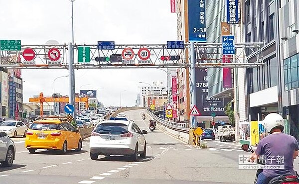 
中博高架橋將隨著鐵路地下化完工拆除，未料交通部鐵路局計畫封閉中山、博愛路4年，恐造成交通黑暗期。（柯宗緯攝）