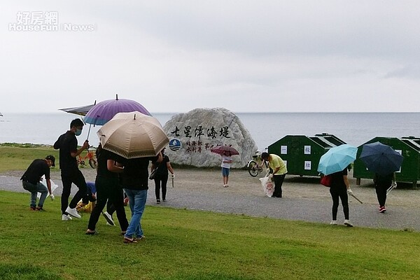 永慶不動產、台慶不動產揪百人在花蓮七星潭淨灘。（好房網新聞中心）