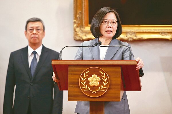蔡英文總統(右)中午舉行記者會,針對我國與薩爾瓦多斷交發表重要談話,遺憾薩爾瓦多成為我國與中國的外交戰場,她強調越是打壓越要團結,台灣不會因為壓力而屈服。 記者葉信菉/攝影
