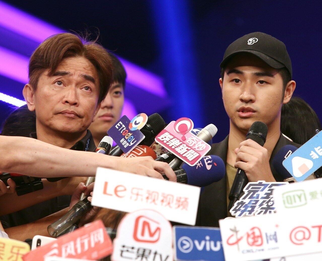 綜藝天王吳宗憲(左)面色凝重在媒體面前教訓19歲兒子吳睿軒(藝名鹿希派)。記者蘇健忠/攝影
