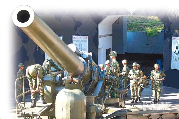 823炮戰60年了，金門仍有濃濃的軍事陣地味道。圖為我雷霆陣地「美造M1式240榴砲」炮操演練。（本報資料照片）
