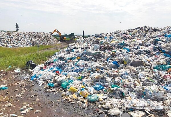 雲林縣垃圾委外焚化遭遇困難,西螺鎮至少堆置近2萬公噸,六輕焚化爐提案擴增焚化量,將協助代燒。(周麗蘭攝)