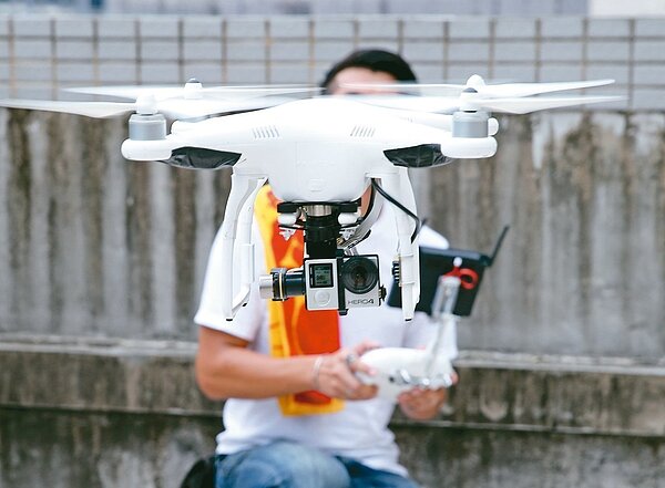 「遙控無人機管理規則」草案,規定操控無人機不得酒駕。記者王騰毅/攝影