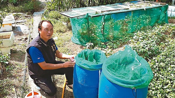 吳勝福里長請人訂製紗網袋,扣環一拉就能把容器緊密罩住,蓄水種菜不怕孳生病媒蚊。 圖/吳勝福提供