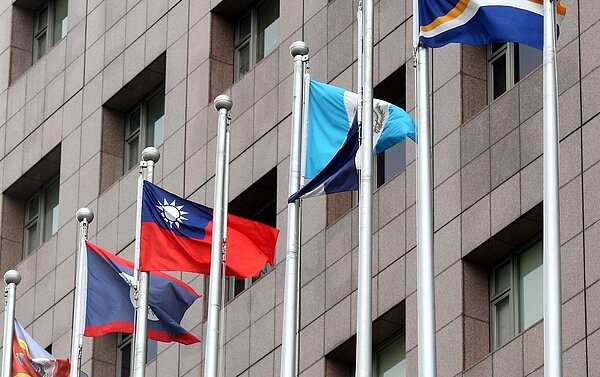 天母使館特區前,本來懸掛於中華民國國旗旁的薩爾瓦多國旗已經消失,只剩旗桿。( 記者林俊良/攝影)