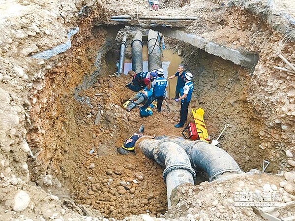 桃園機場航站北路1號旁的WC滑行道遷建及雙線化工程，21日下午發生重大工安意外，3名施工中的工人突遭土石崩落活埋，警消據報到場搶救，但3人均因被掉落的土石重擊，送醫不治。（賴佑維翻攝）
