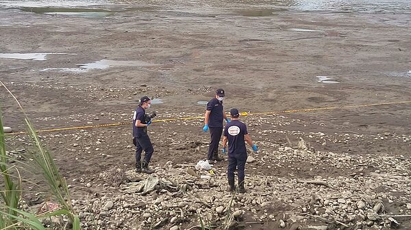 警方發現疑似裝有頭臚的白色塑膠袋。記者王長鼎╱攝影