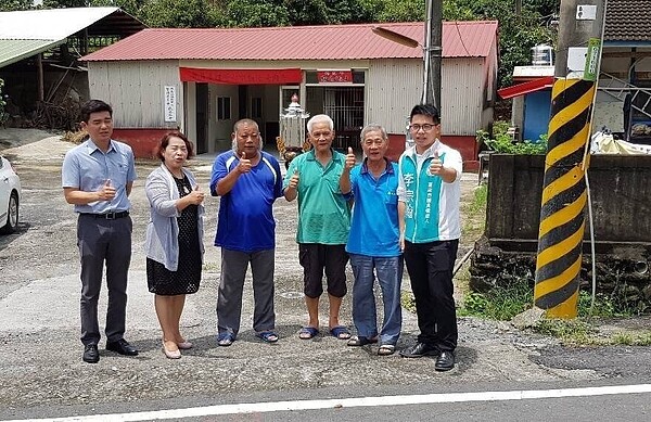 台南市議長賴美惠(左二)與她兒子、特助李宗翰(右一)與民眾,勘察東山區水雲里設置公車站牌地點。 圖/賴美惠服務處提供