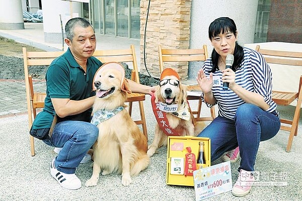 在國小特教班擔任服務犬多年的「罔市」(中右)和新夥伴「路米」(中左),在飼主邱圍(左)陪同下,從台北南下加入直播義賣行列。(張亦惠攝)