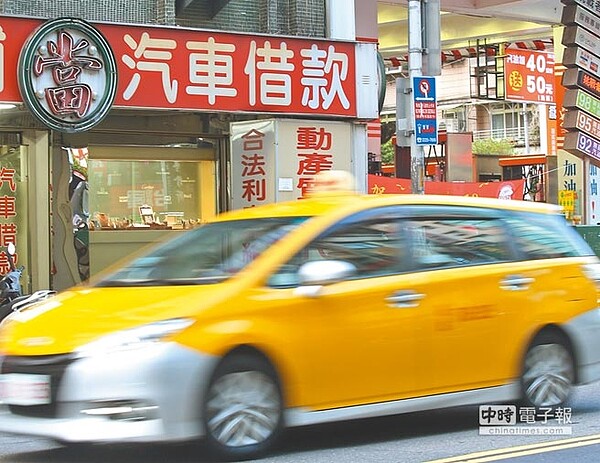 賺嘸錢!汽車運輸駕駛員全國總工會副理事長鄭力嘉表示,近半年來計程車司機以車輛借貸增加3倍。圖為計程車行經汽車借款門市。