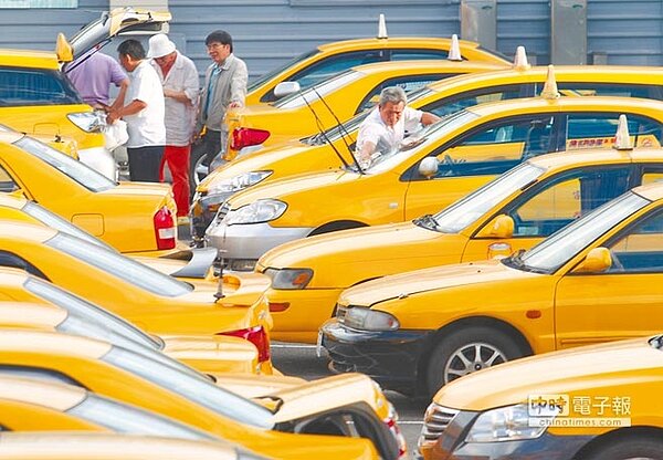 計程車業競爭激烈,為了爭取顧客的青睞,不少業者推出特價優惠方案來招攬生意;圖為計程車排班站內休息的運將。(本報資料照片)