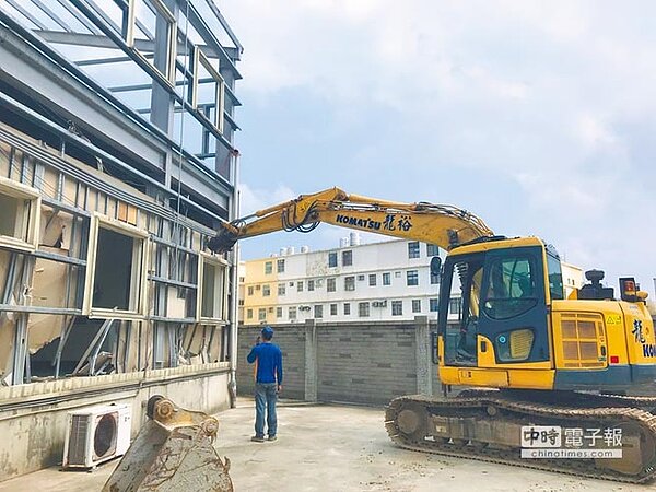 新竹縣府拆除違章建築,已是2周來第2起,期望遏止違法。(莊旻靜攝)