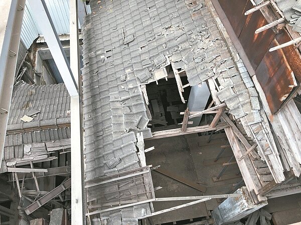 台中市潭子農會穀倉為台中市公告為市定古蹟,配合台中鐵路高架化,穀倉部分建物被拆解,致建物殘破不堪。( 圖/聯合報記者余采瀅/攝影)