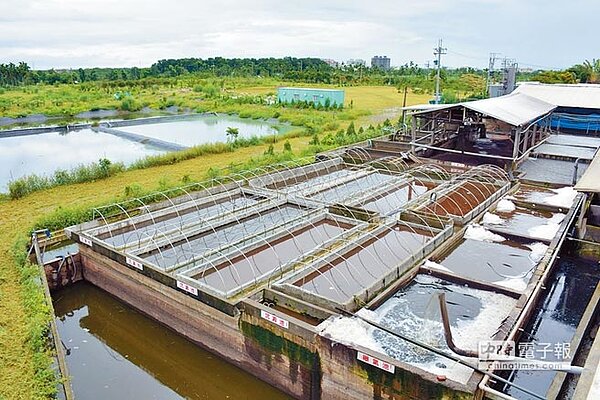 畜牧業者張文山斥資2300萬元搭建沼氣發電設備,一掃豬農汙染環境的刻板印象。(林和生攝)