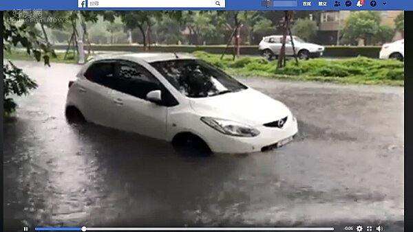 有網友在臉書PO出影片,在高雄要小心淹水,稱小饅頭(愛車稱謂)幾乎淹沒,有網友回應稱:還沒淹至引擎蓋,還有救!(翻攝網友臉書影片)