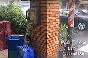 高雄雨災奇觀　公共電話「洩洪」狂吐