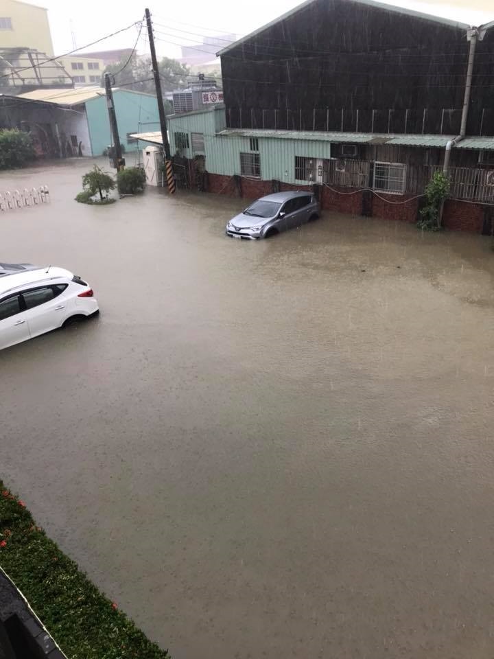 台南一甲工業區淹水。記者綦守鈺／攝影