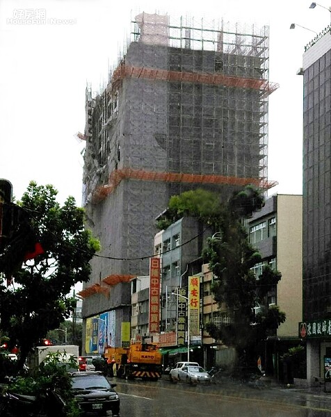 高雄 鷹架 熱帶性低氣壓 (圖/好房網News記者林美心攝)