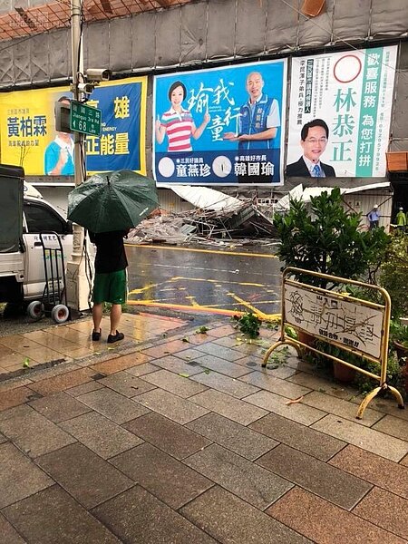 高雄 鷹架倒塌 活埋 熱帶性低氣壓 (圖/擷取自爆料公社)