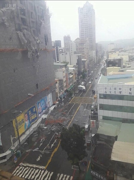 高雄 鷹架倒塌 活埋 熱帶性低氣壓 (圖/擷取自爆料公社)