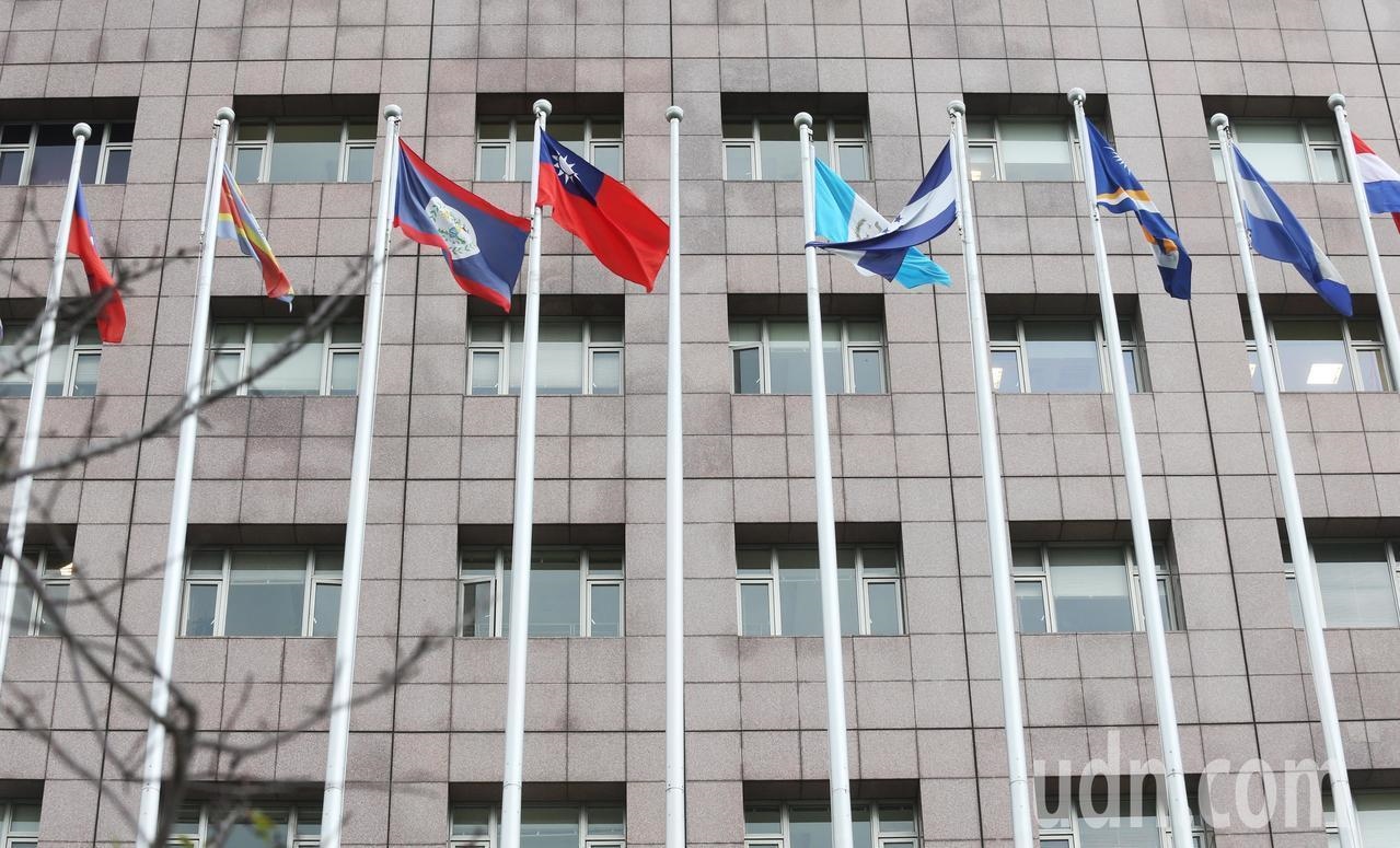 天母使館特區前的邦交國國旗，本來懸掛在中華民國國旗旁的薩爾瓦多國旗，在斷交那天降下，只剩旗桿懸空。聯合報系資料照/記者林俊良攝影