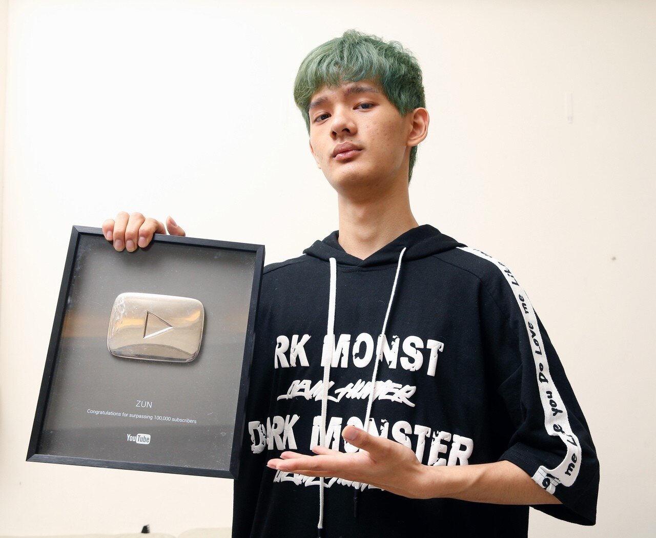 YT訂閱已破百萬的尊，目前僅收到訂閱破10萬銀牌，金牌尚未入手。記者鄭超文／攝影