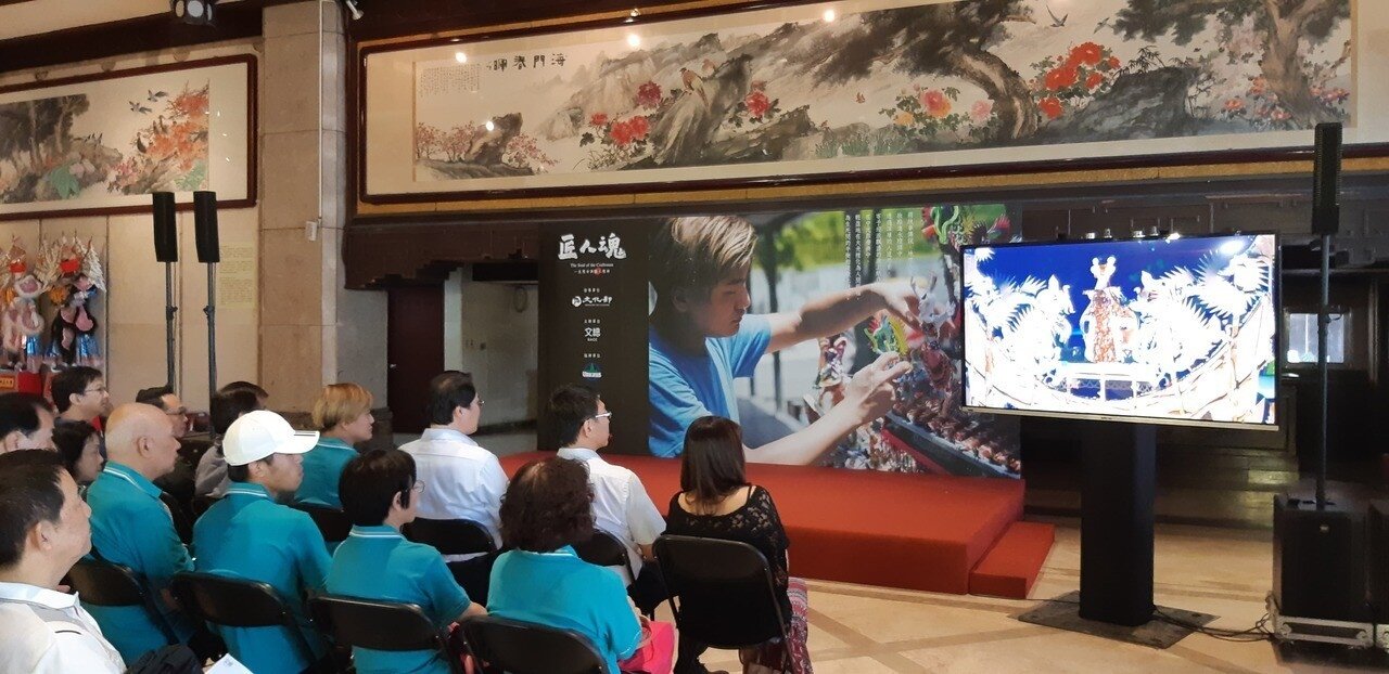 基隆市長林右昌會同文化總會副會長江春男、文總秘書長林錦昌、副秘書長李厚慶致贈手工刺繡「匠人魂」錦旗，以此讚揚杜振豪的紙糊匠人魂。記者賴郁薇／攝影