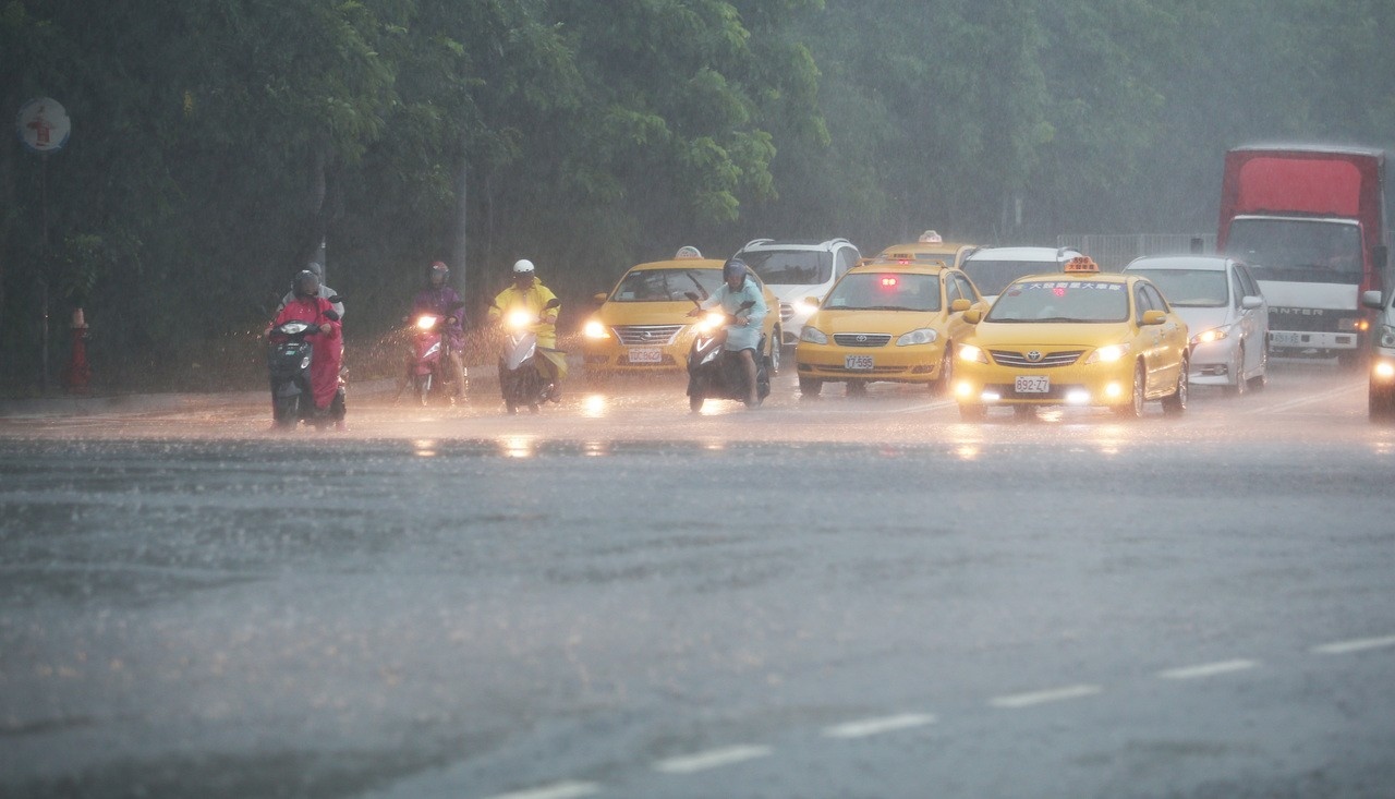 從昨天起南台灣陸續降下豪大雨，導致多起路段積水。記者劉學聖／攝影