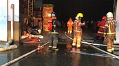 影／安平工業區工廠火警　警消清晨冒雨灌救
