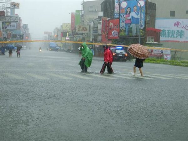 豪雨襲台南，造成全市20個行政區都淹水的災情。(曹婷婷攝)
