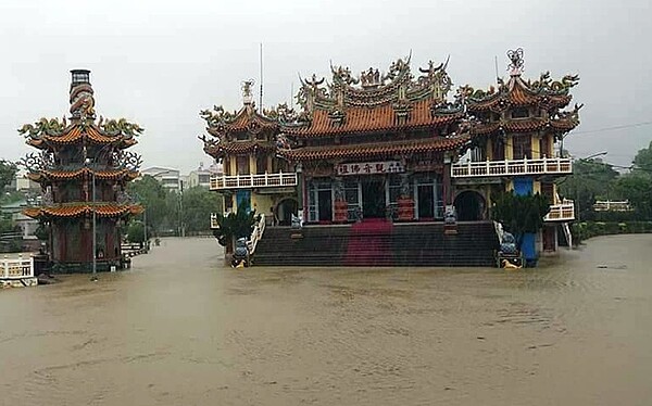 繼八八風災後,高雄內門觀音紫竹寺今天再淹成「水中廟」。圖/讀者提供