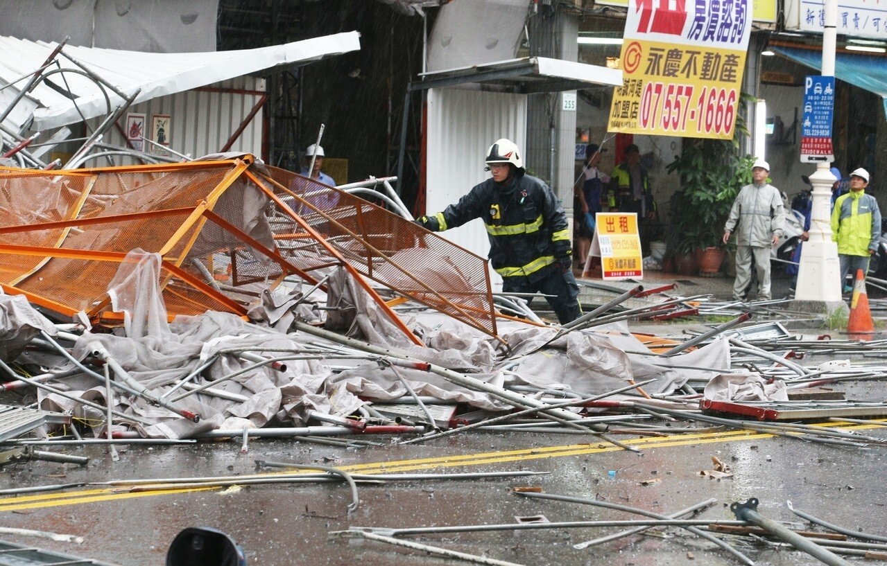 高雄鷹架倒塌意外造成兩死一重傷，勞檢單位調查究責。記者劉學聖／攝影