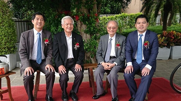 長虹建設董事長李文造(左二)與長子暨總經理李耀中(左一)、二子暨副總李耀民(右一)今(23)日父子三人共同出席「忠孝詠吉」開案記者會。陳美玲/攝影