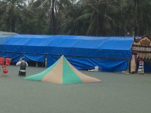 網友在《爆廢公社》PO文,一處靈堂彩遭大水淹沒,幾乎只看到棚頂。(圖/翻攝自《爆廢公社》)