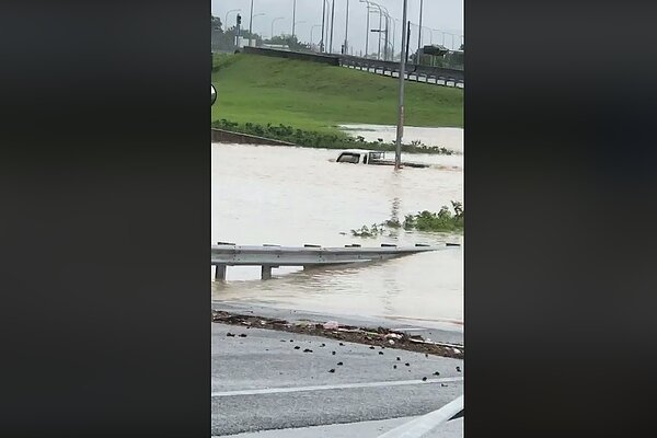 小貨車駛近淹水區。圖/民雄大小事