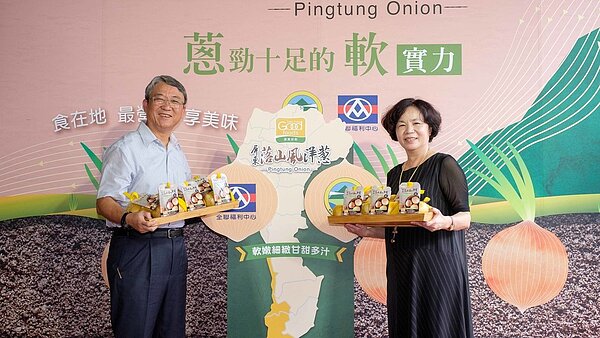 全聯執行長謝健南(左)、屏東縣副縣長吳麗雪(右),齊力推廣屏東落山風洋蔥。 (圖/全聯提供)