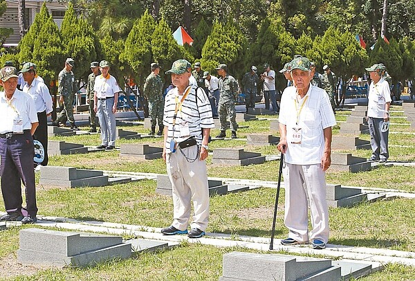 八二三戰役六十周年,國防部昨天在金門舉行紀念活動。除了國防部以外的政府高層都缺席,參戰官兵和遺族成了真正的主角。 記者陳柏亨/攝影