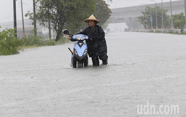 因熱帶性低壓帶來及外圍環流影響,台南大新營地區經過一夜大雨,各處皆傳出積淹水災情。記者劉學聖 /攝影