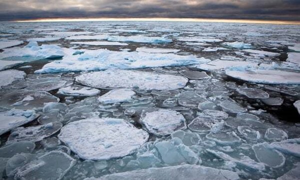 因全球暖化日益嚴重，北極最厚冰層於今年出現2次裂縫。圖擷自《The Guardian》