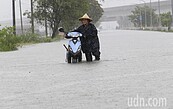 影／豪大雨影響　台南後壁淹大水農夫無言