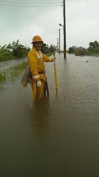 受熱帶性低氣壓北移影響，嘉義地區昨天起持續遭豪大雨襲擊，截至今天中午嘉義地區仍有2946戶停電。（圖／台電公司提供）