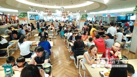 台中放豪雨假,人潮湧入百貨餐廳與美食街,百貨業者意外大賺一筆。圖/曾麗芳