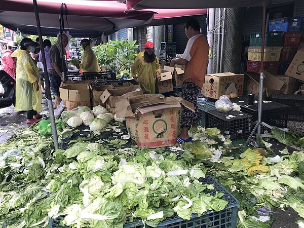 雲林雨勢不斷,不少農民天還沒亮就到田間搶收蔬菜,許多民眾也到市場搶買,還沒到中午所剩無幾。記者陳雅玲/攝影